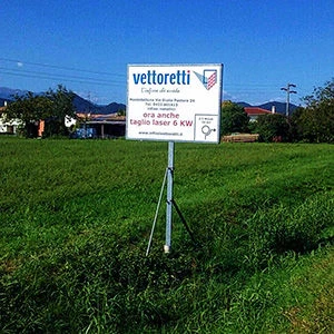 pubblicità su cartellone stradale