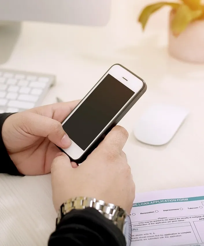 Davide al telefono con i clienti