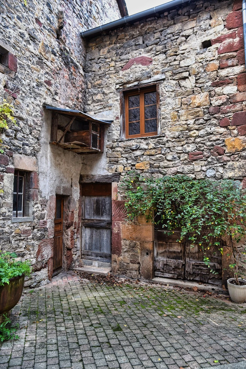 insegna di un'azienda in verticale nel cortile