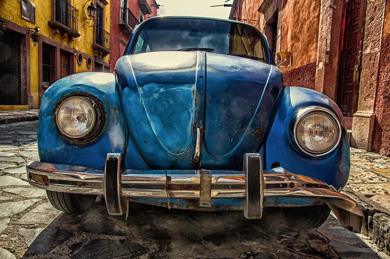 automobile ricoperta di adesivi pubblicitari
