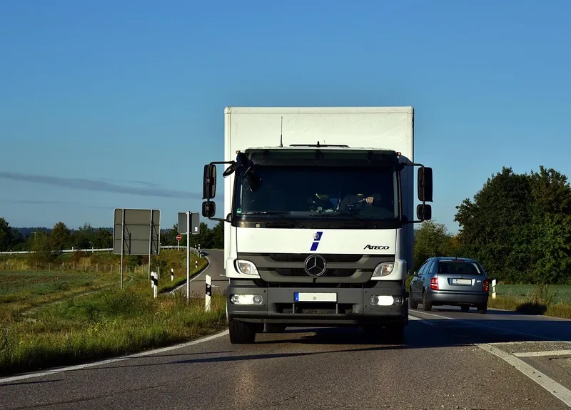 Flotte di camion con pubblicità del Brand in tutti i lati
