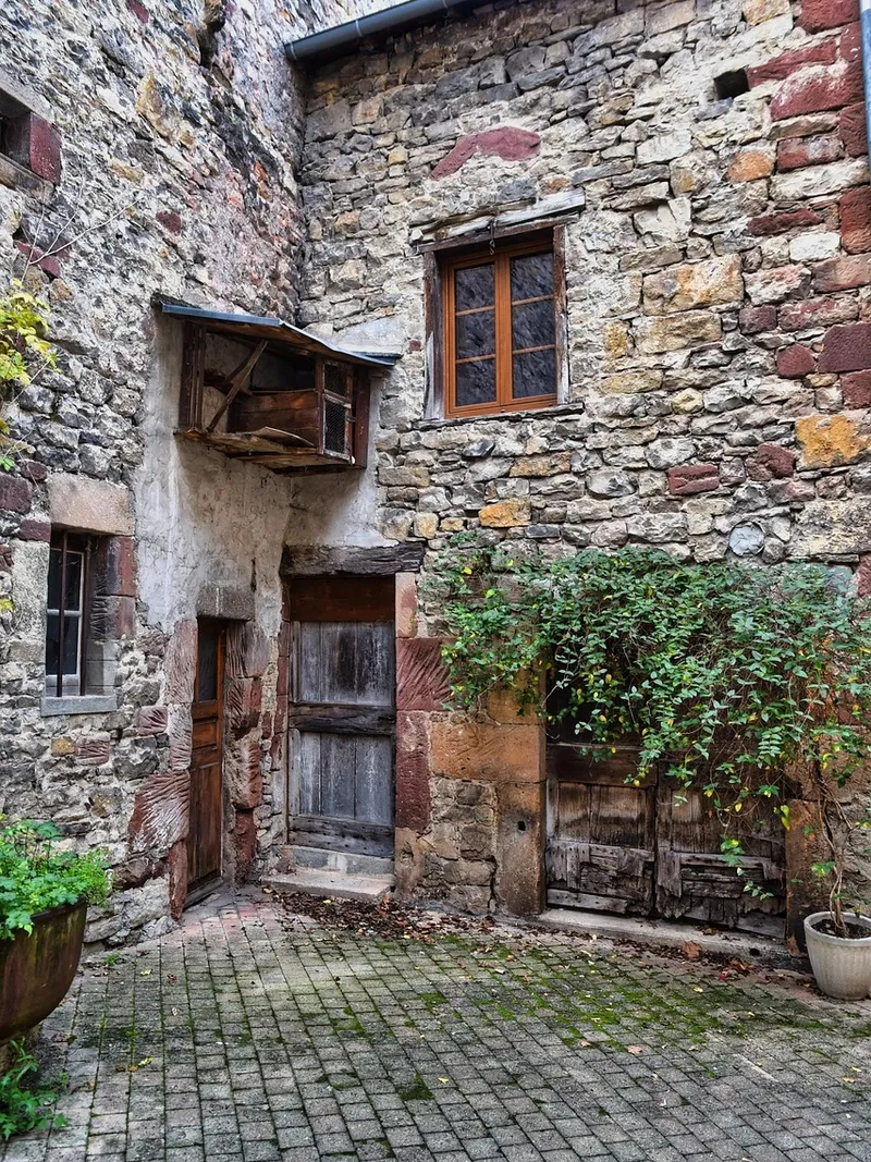 insegna di un'azienda in verticale nel cortile