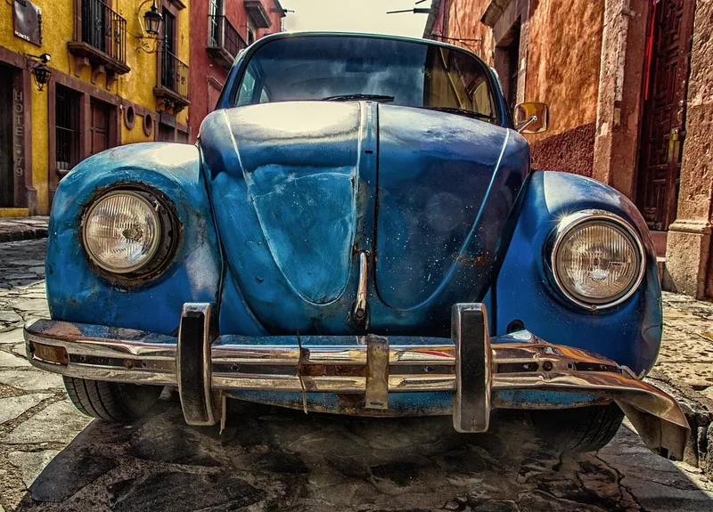 automobile ricoperta di adesivi pubblicitari